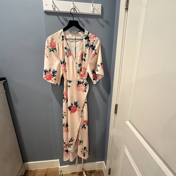 essue Dresses & Skirts - Wrap dress